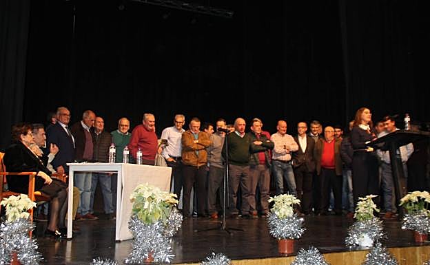 Los trabajadores más antiguos y los integrantes de los comités de empresa han subido al escenario para entregar a Alfonso Gallardo y a su esposa varios obsequios.