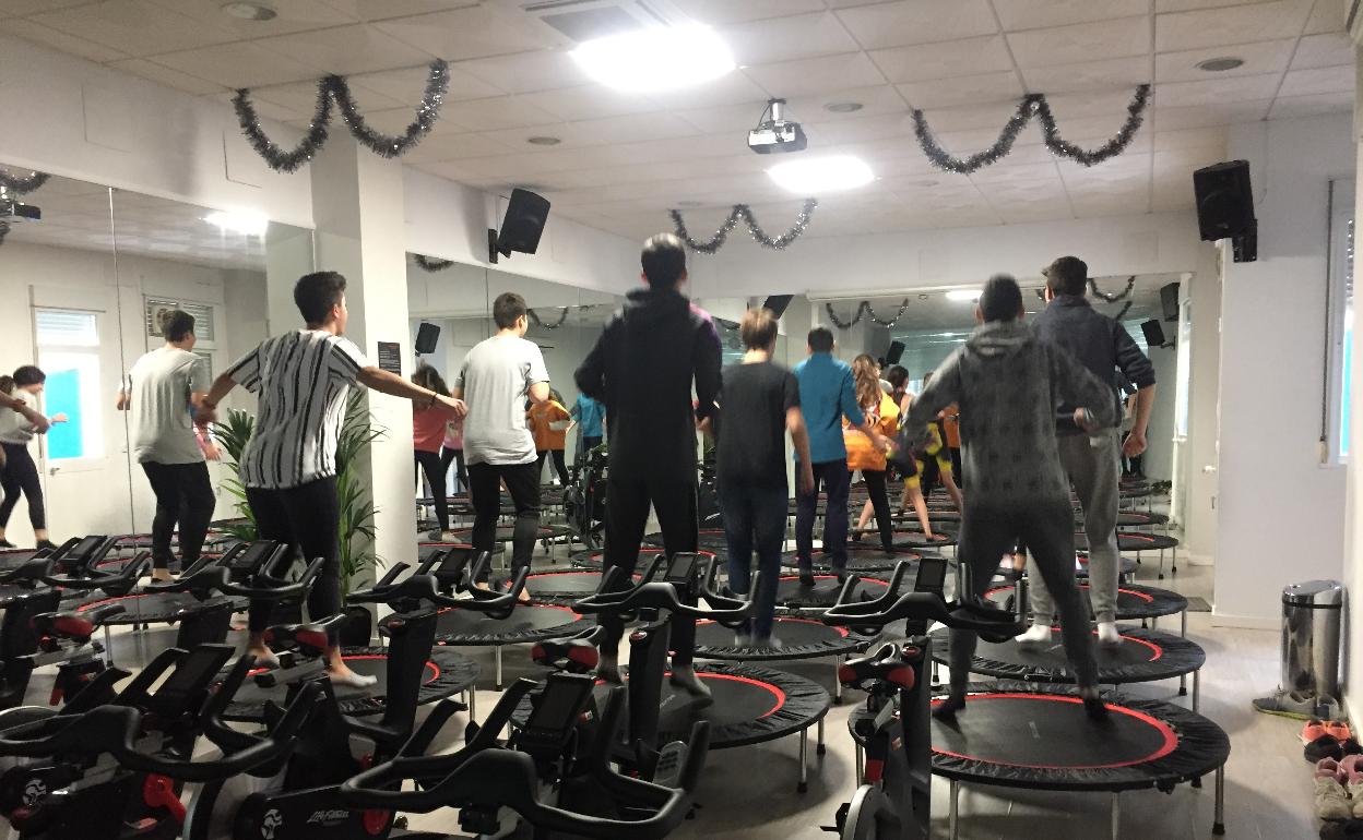 Visita al gimnasio y actividad jumping jump
