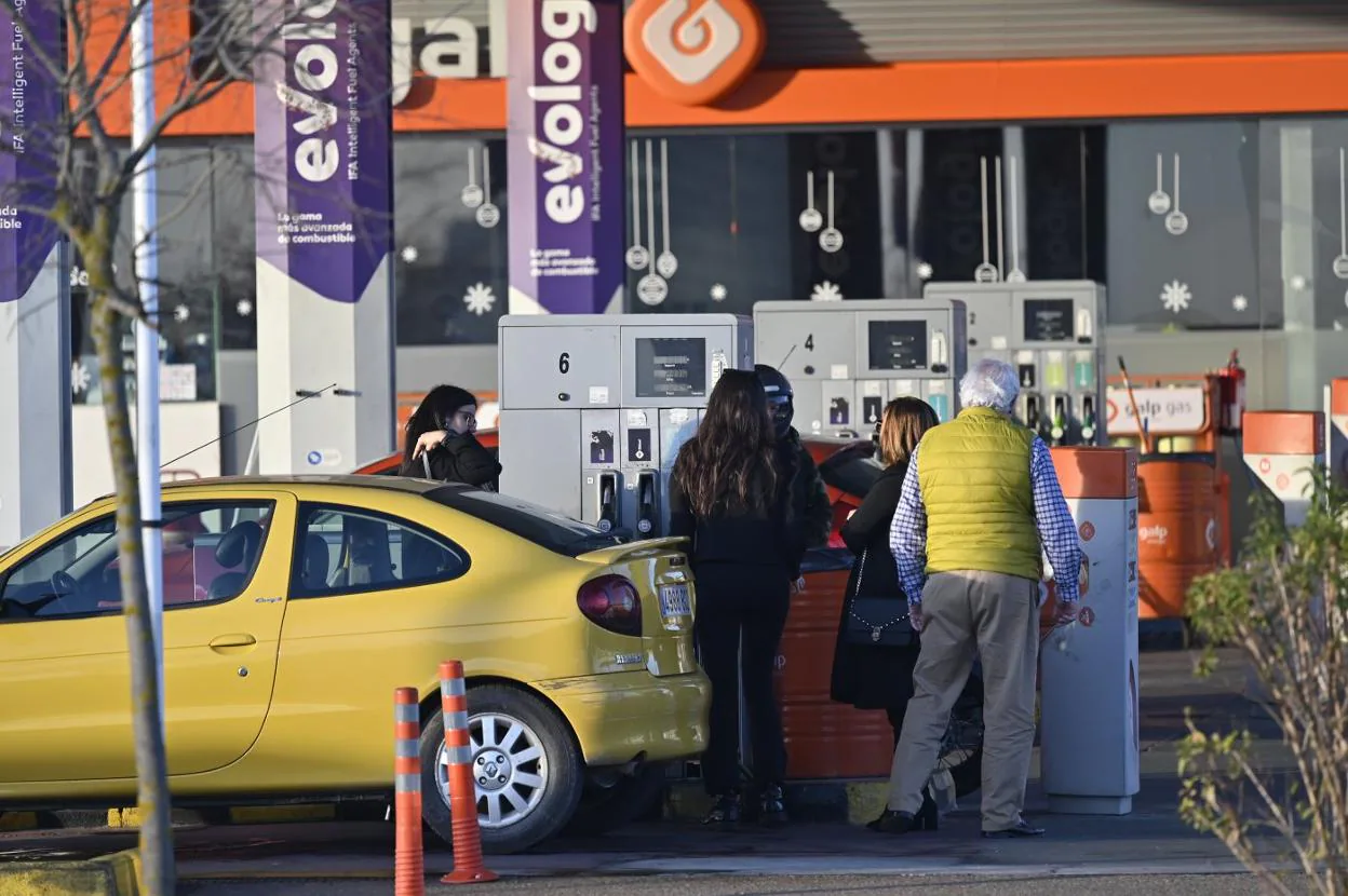 Conductores pacenses echan combustible a sus vehículo en el día de ayer. :: arnelas