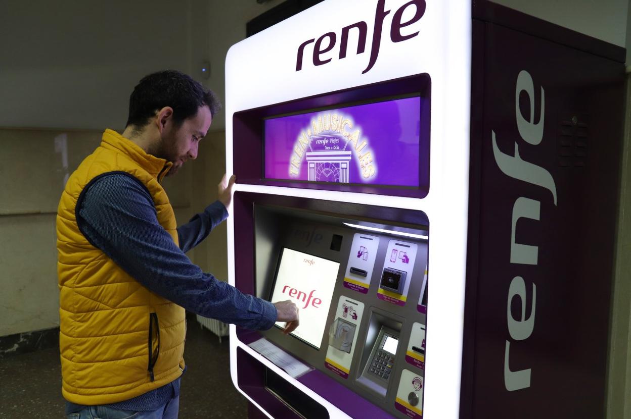 Un usuario en la estación de Villanueva de la Serena. :: e. domeque