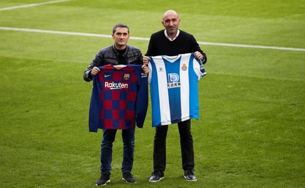 Ernesto Valverde y Abelardo Fernández, técnicos de Barça y Espanyol, respectivamente, posan con las camisetas de sus respectivos equipos. 