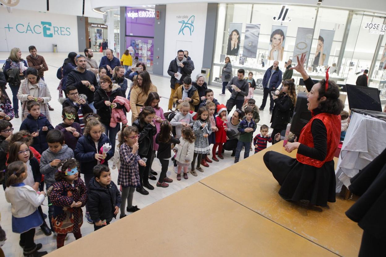 Fiesta infantil con uvas en el Ruta de la Plata. ::armando