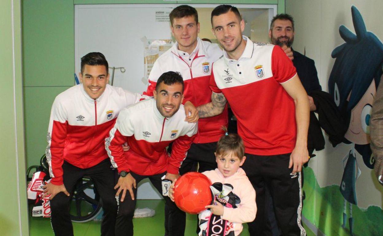 Los jugadores del Badajoz visitaron a los niños hospitalizados en el Materno Infantil. :: 