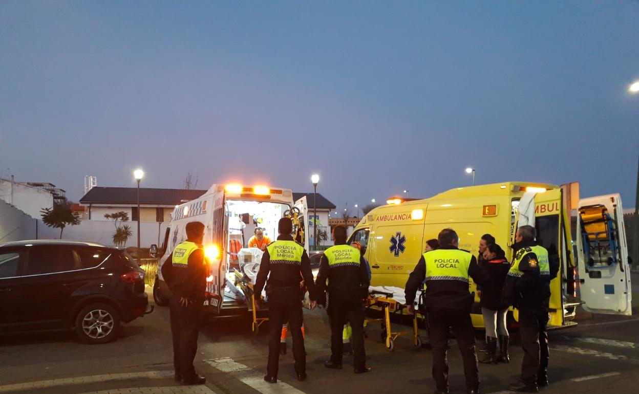 Agentes y efectivos sanitarios trasladas a la unidad medicalizada a la víctima.