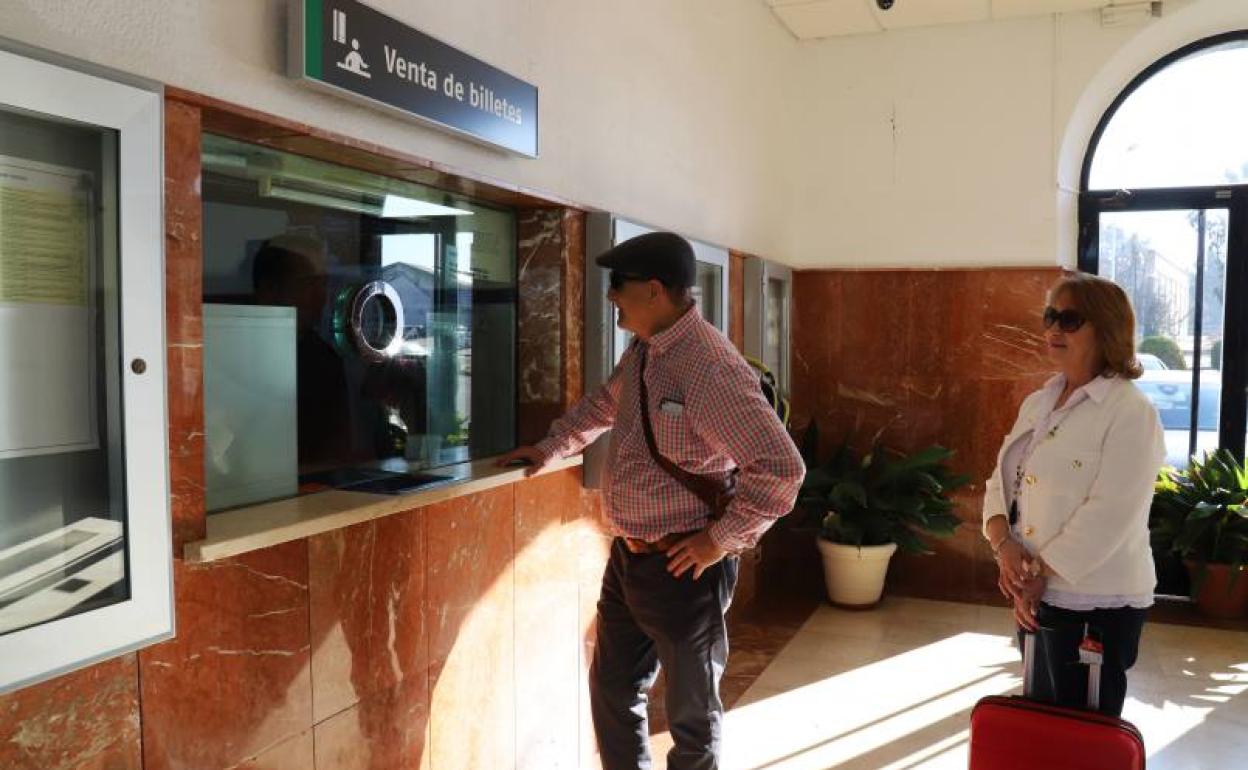 Dos viajeros en la estación de Don Benito el pasado día de Año Nuevo. :: 