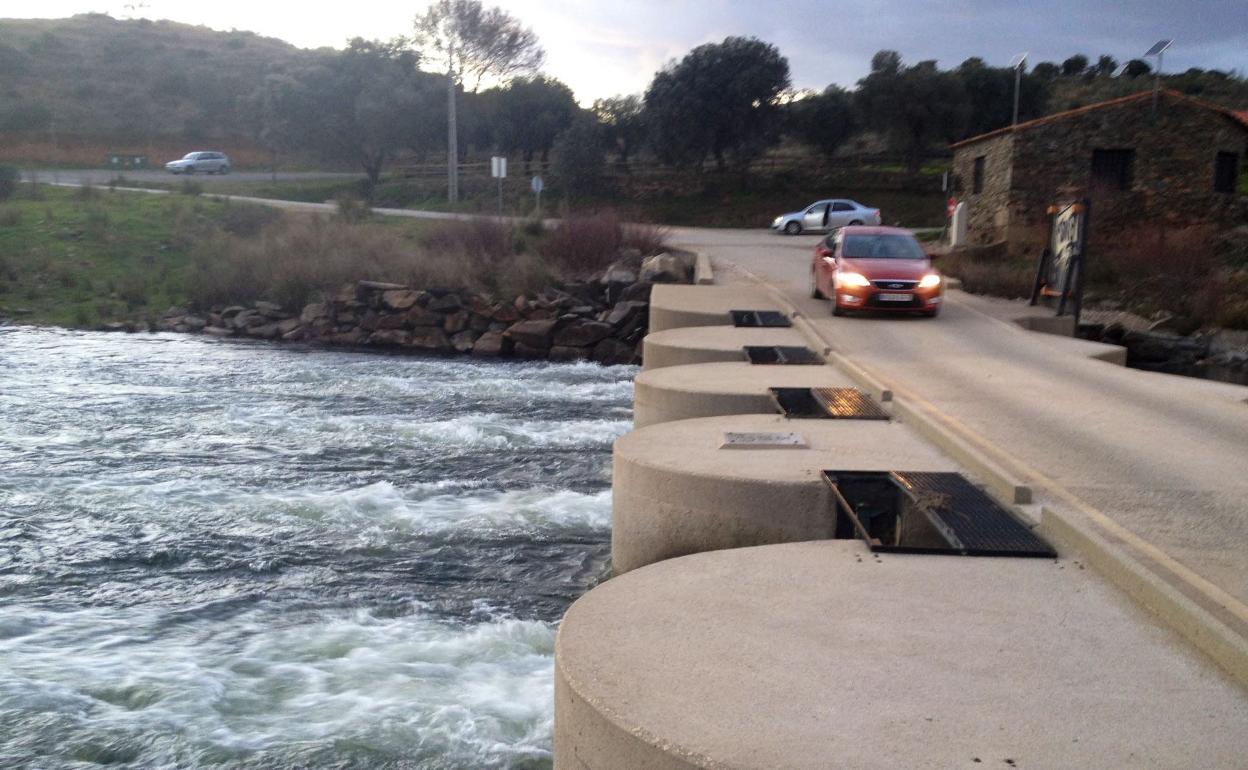 El puente de la presa comunica la localidad cacereña con la lusa de Montalvão. :: 