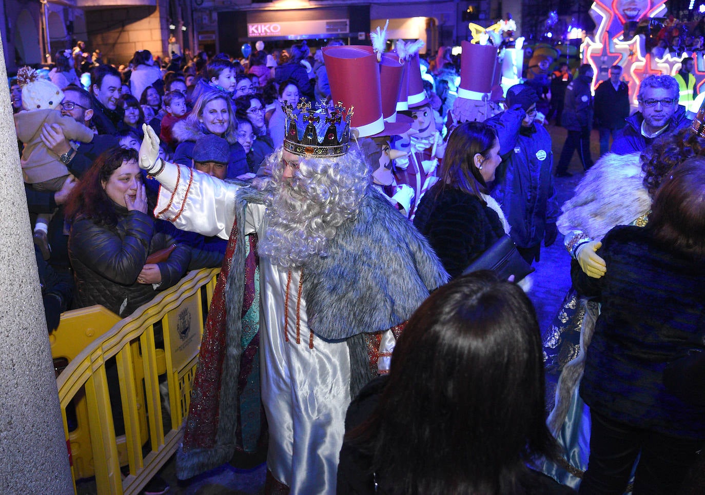 Fotos: Miles de personas reciben a los Reyes Magos en Plasencia