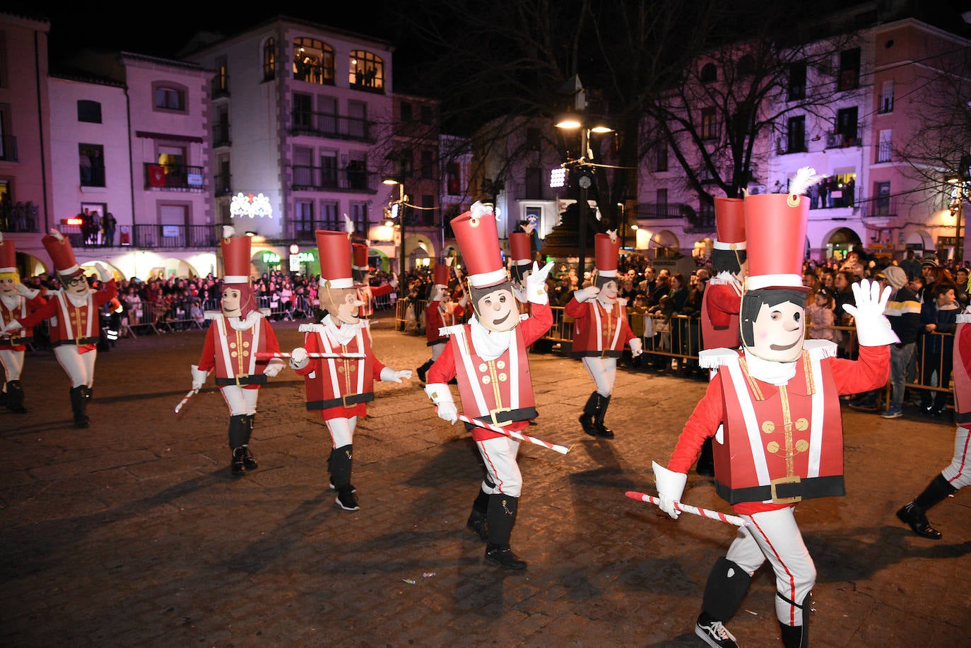 Fotos: Miles de personas reciben a los Reyes Magos en Plasencia