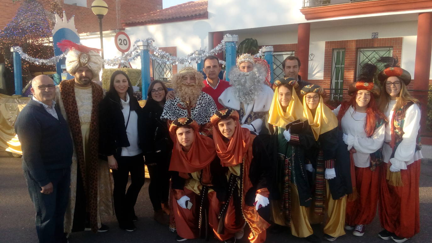 Esparragalejo. Los Reyes y sus pajes fueron recibidos por la Corporación municipal. :: 