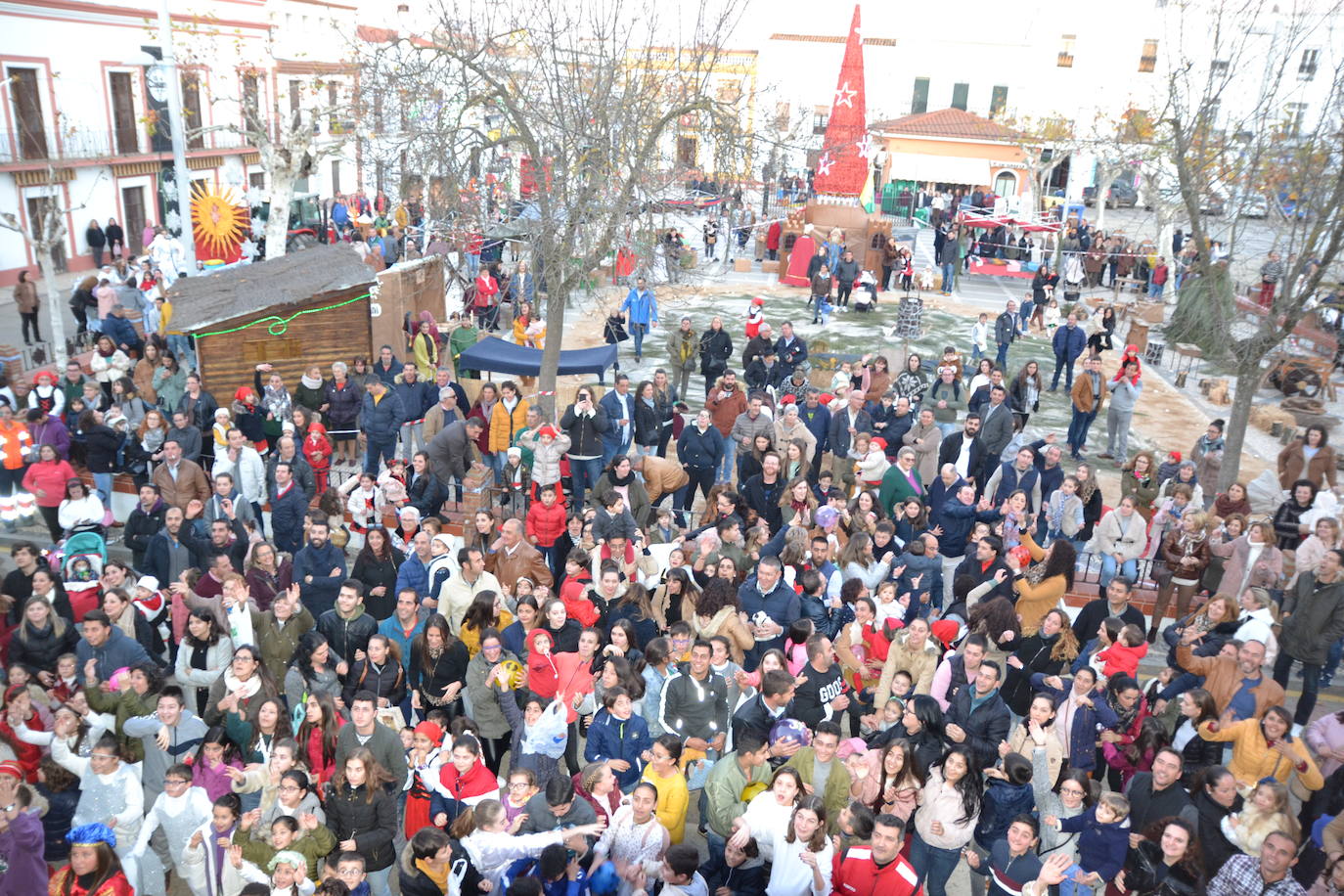 Villanueva del Fresno. Numerosos vecinos no quisieron perderse el desfile . :: 