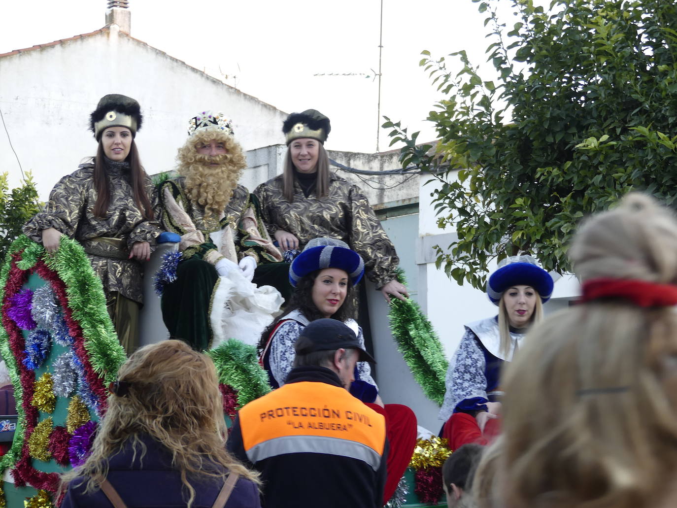 La Albuera. La carroza del rey Gaspar con pajes ricamente ataviados. ::