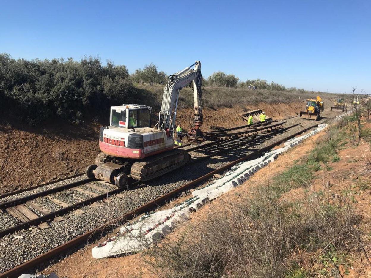 Obras de mejora de la red ferroviaria entre Usagre y Llerena realizadas el año pasado. :: HOY