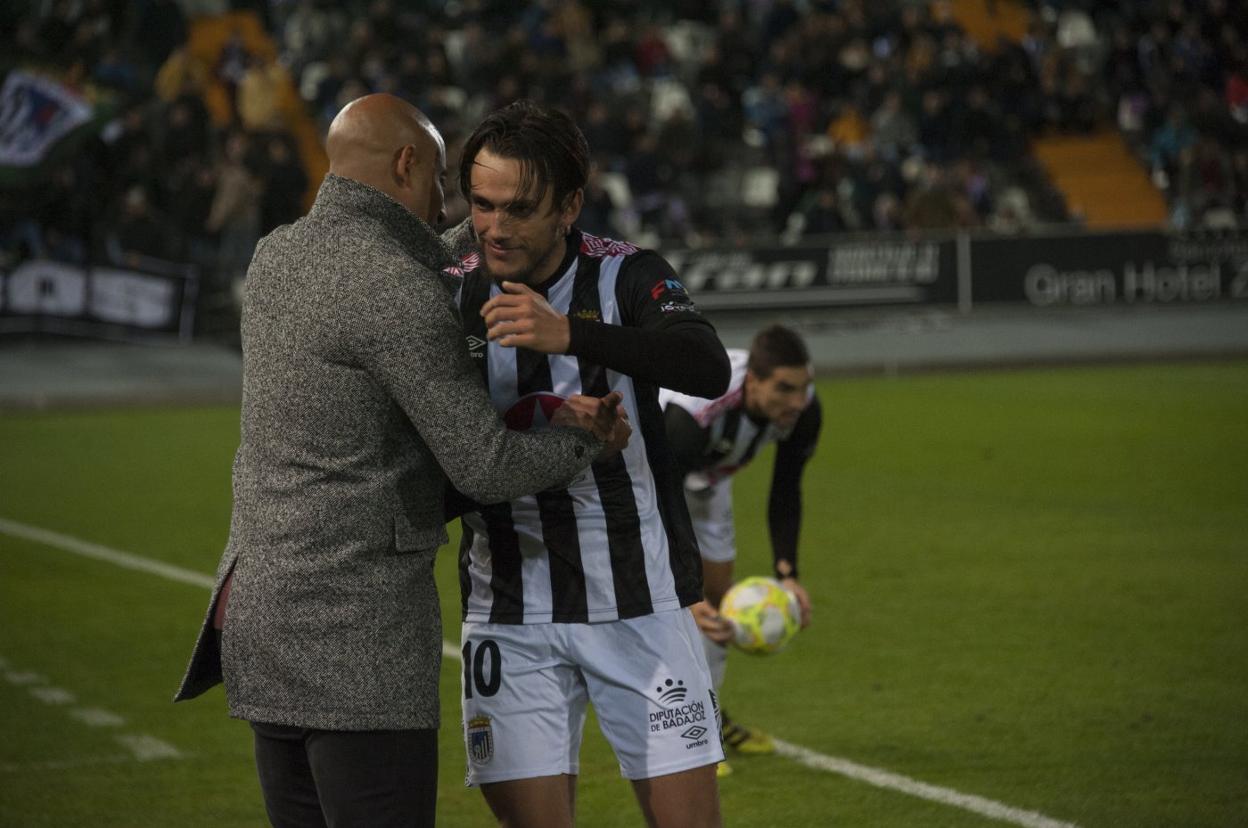 Álex Corredera se abraza a Nafti tras ser sustituido en el partido ante el Marbella. :: pakopí