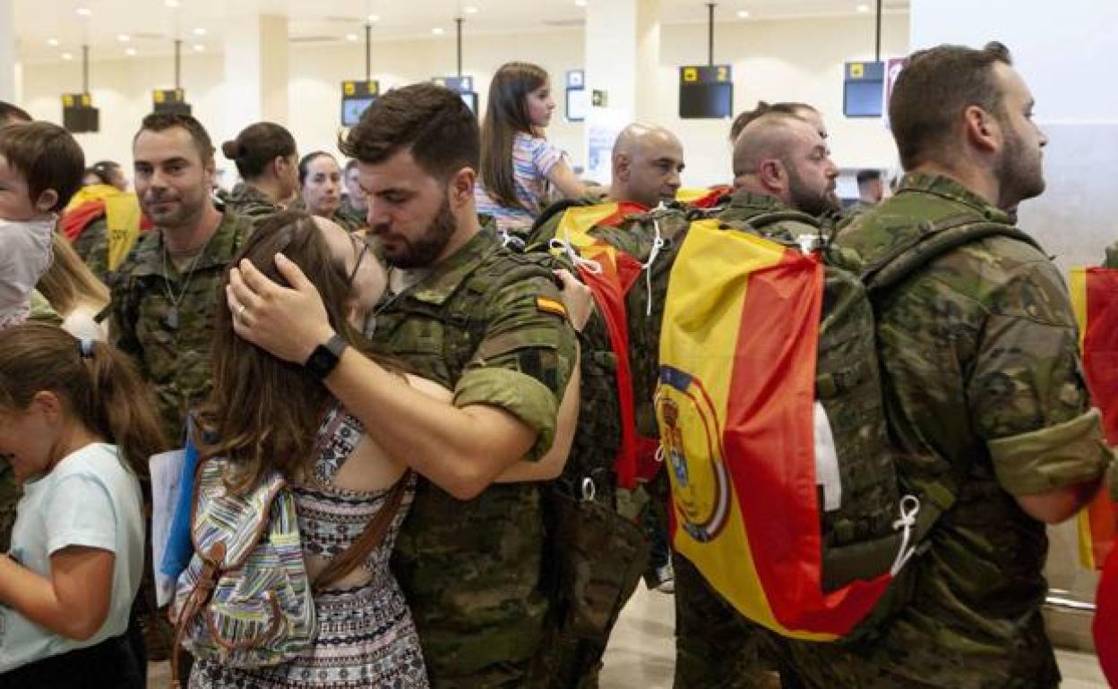 Militares que se despidieron de sus familiares en el aeropuerto pacense antes de viajar a Letonia. 