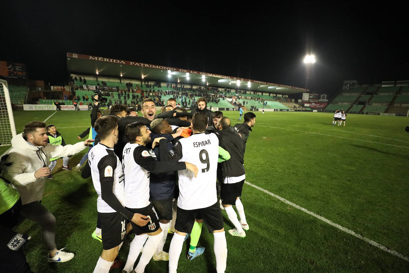 Fotos: El Mérida pasa en la tanda de penaltis y sigue en la Copa