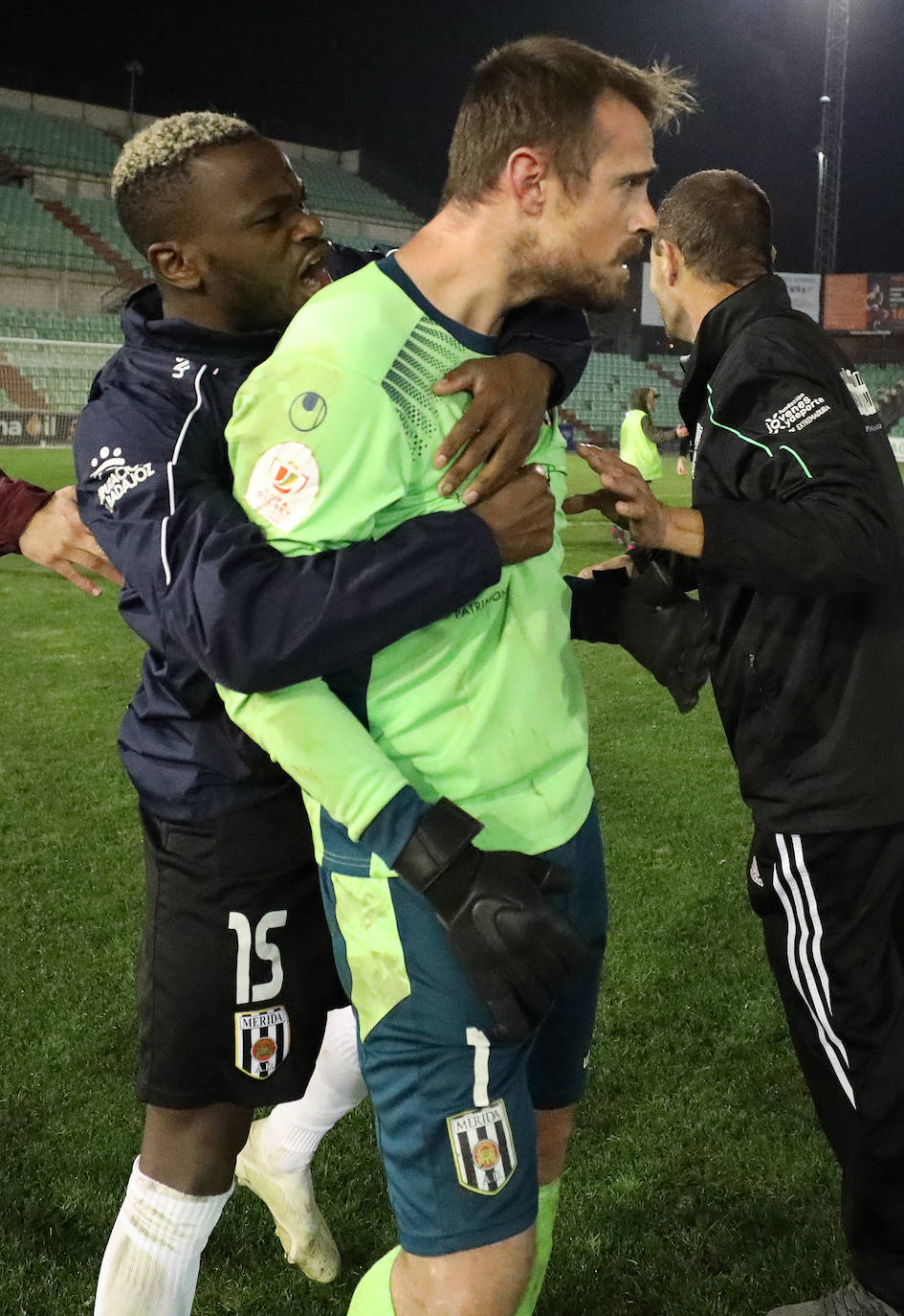 Fotos: El Mérida pasa en la tanda de penaltis y sigue en la Copa