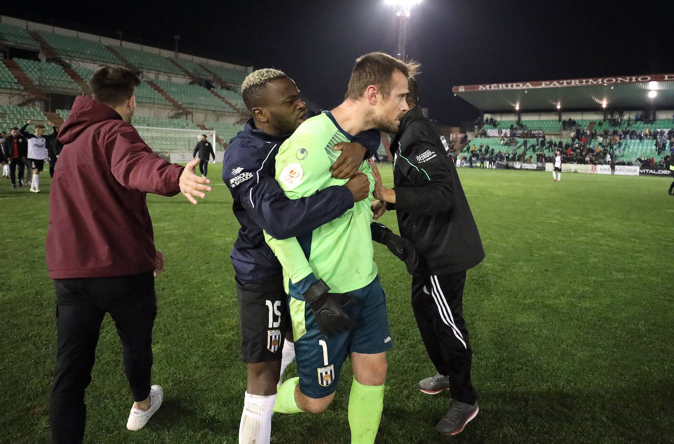 Fotos: El Mérida pasa en la tanda de penaltis y sigue en la Copa