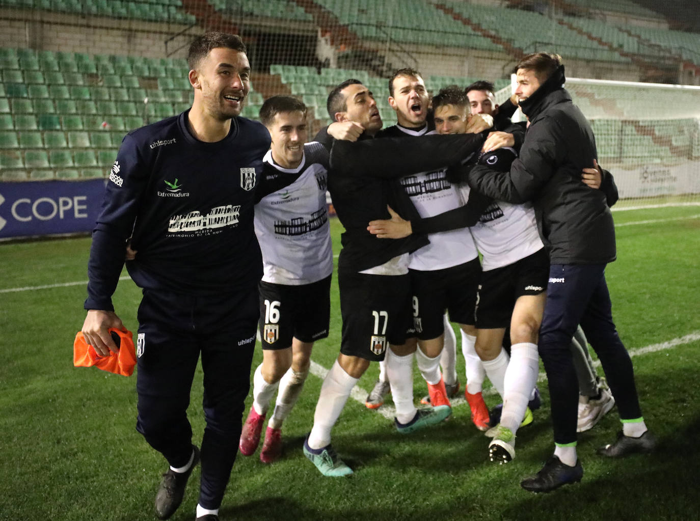 Fotos: El Mérida pasa en la tanda de penaltis y sigue en la Copa