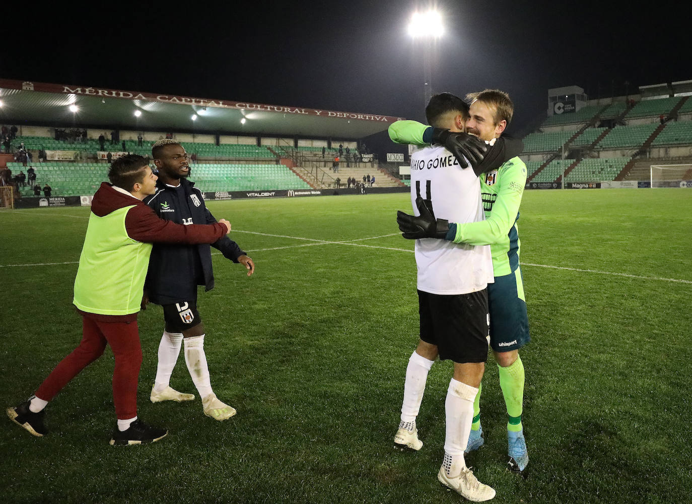 Fotos: El Mérida pasa en la tanda de penaltis y sigue en la Copa