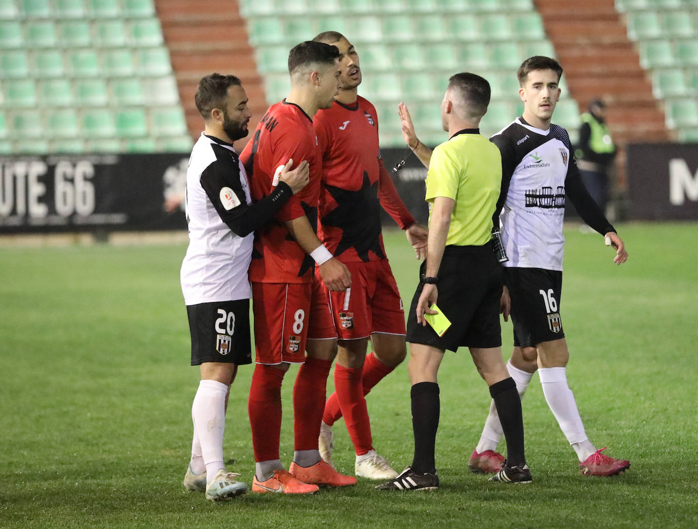 Fotos: El Mérida pasa en la tanda de penaltis y sigue en la Copa