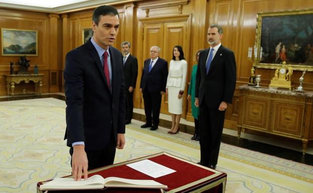 Pedro Sánchez jura ante el Rey su cargo de presidente de Gobierno.