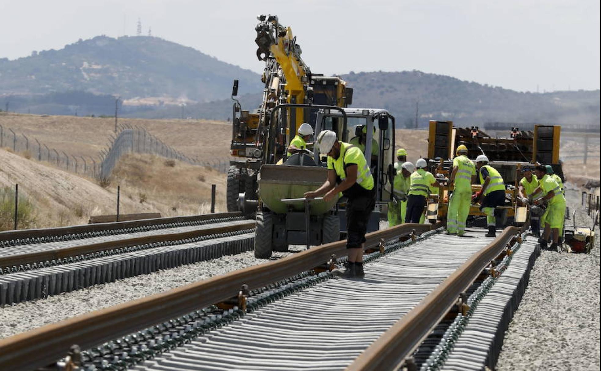 Operarios trabajando en la colocación de las vías del AVE junto al polígono de Casar de Cáceres en junio de 2019. :: LORENZO CORDERO