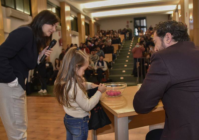 Aitana fue la mano inocente que sacó las bolas. 