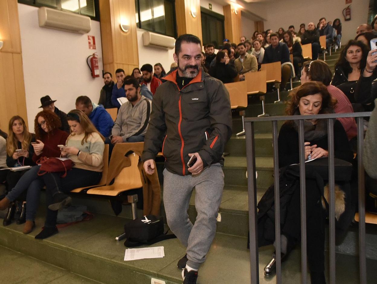 Uno de los miembros de la murga Los Callejeros abandona el salón al conocerse que abrirían el certamen por tercera vez en cuatro años. 