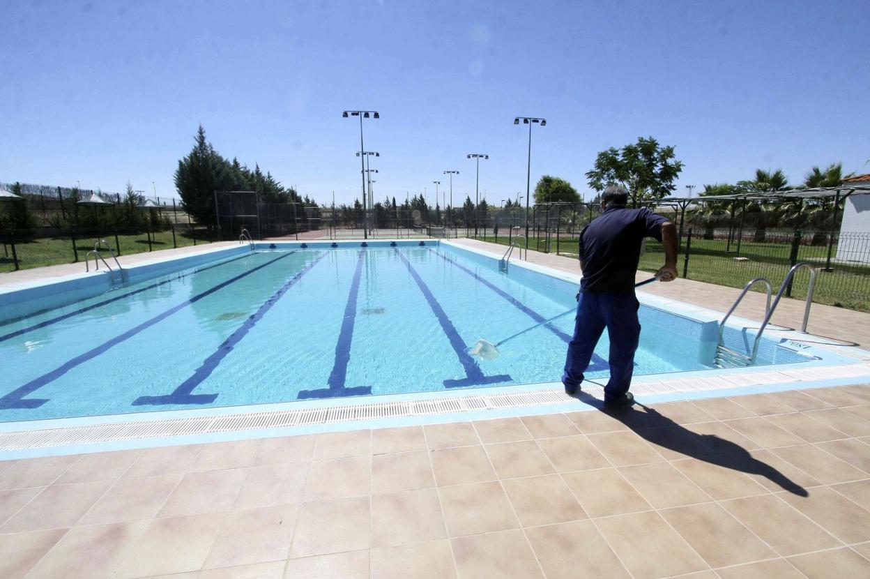 Operario municipal limpiando una de las piscinas de la ciudad. :: J.M. ROMERO