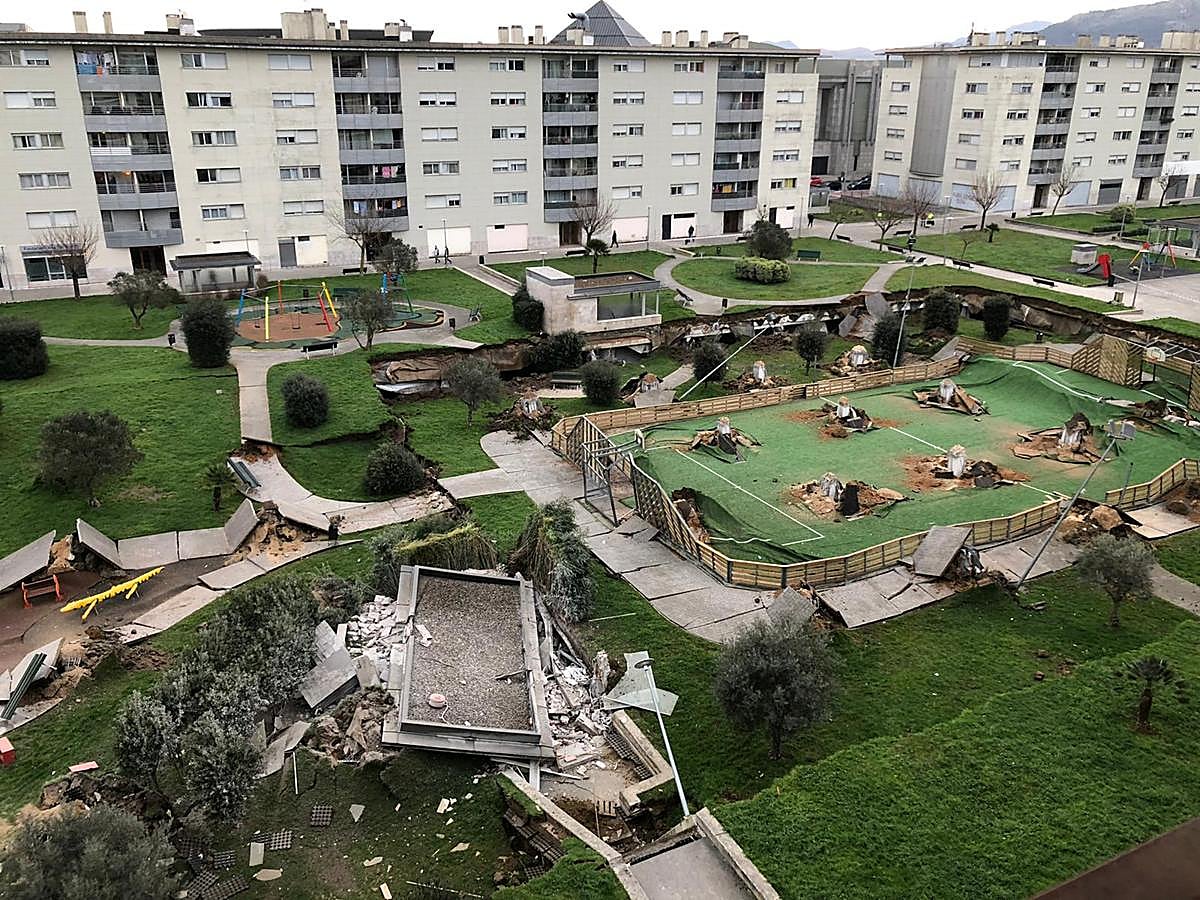 Así ha quedado el parque infantil que se encuentra sobre el parking tras el derrumbe.