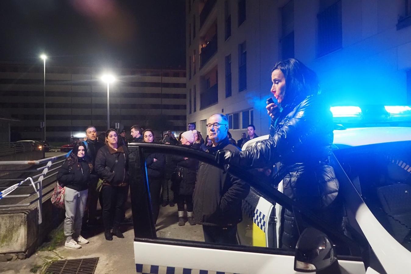 La alcaldesa habla por megafonía a los vecinos tras el derrumbe.