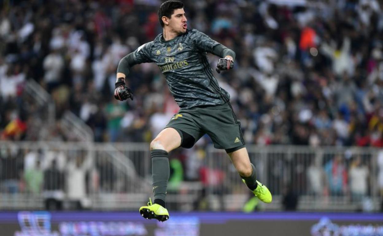 Courtois celebra su actuación durante la tanda de penaltis en la Supercopa de España. 