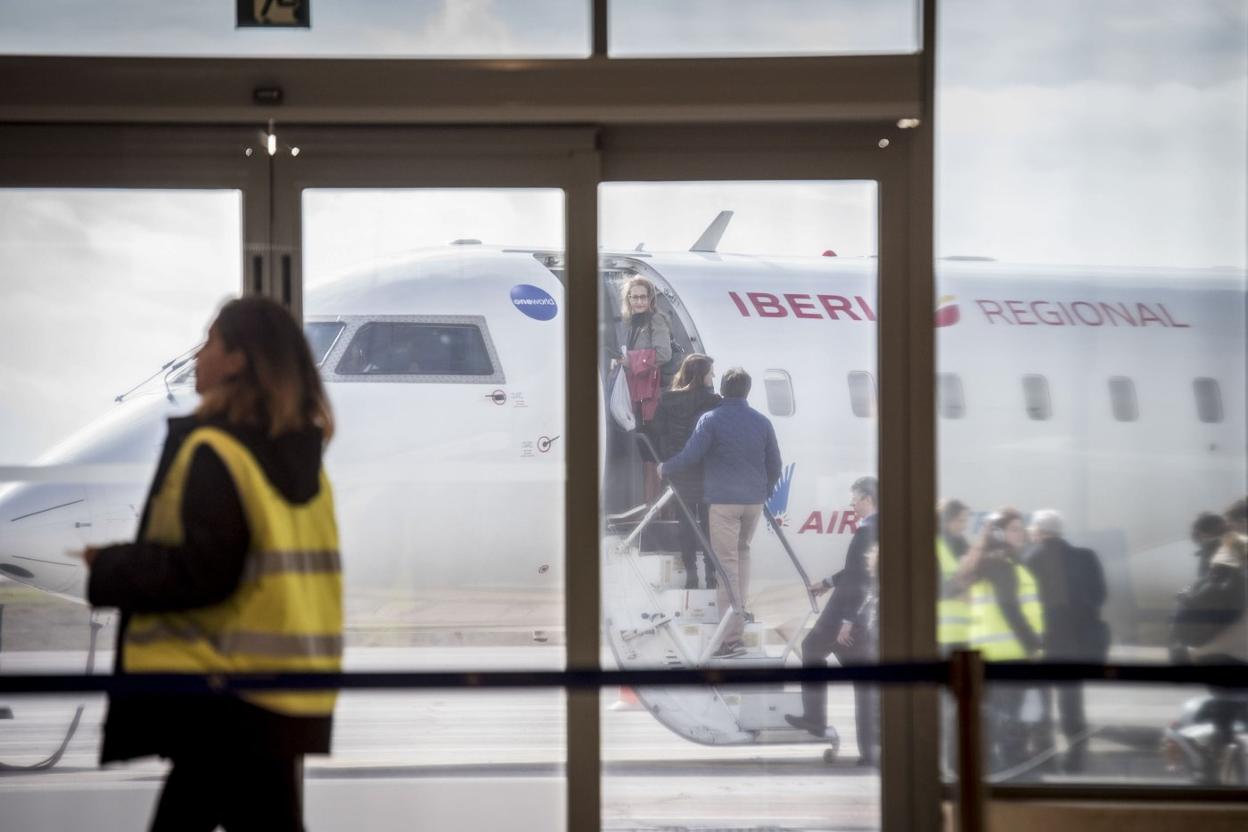 Usuarios del aeropuerto de Badajoz antes de tomar un vuelo. :: hoy