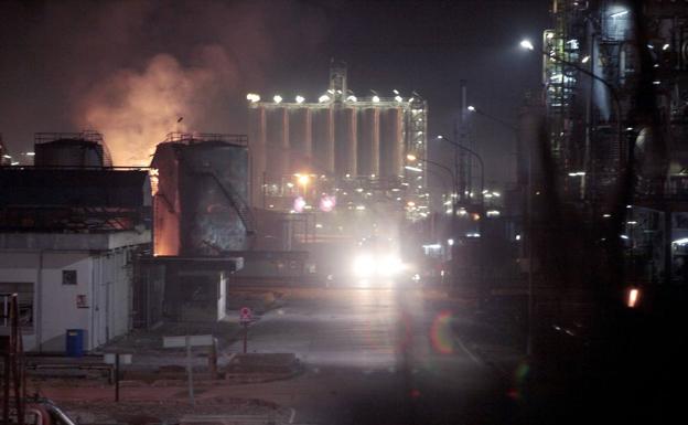 Una fuerte explosión origina un incendio en plena petroquímica de Tarragona.