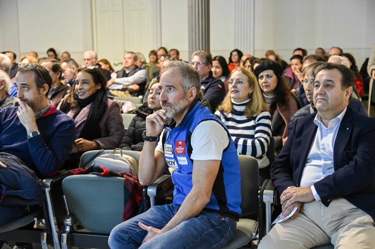 José Trejo, en el centro, entre el público. :: José Vicente Arnelas