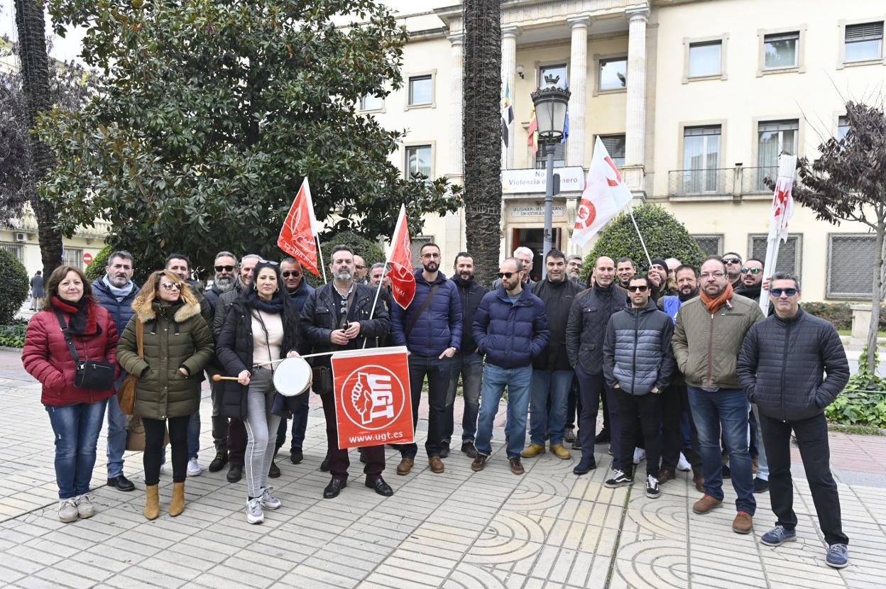 Los vigilantes de seguridad se concentraron ayer a las puertas de la Delegación del Gobierno. 