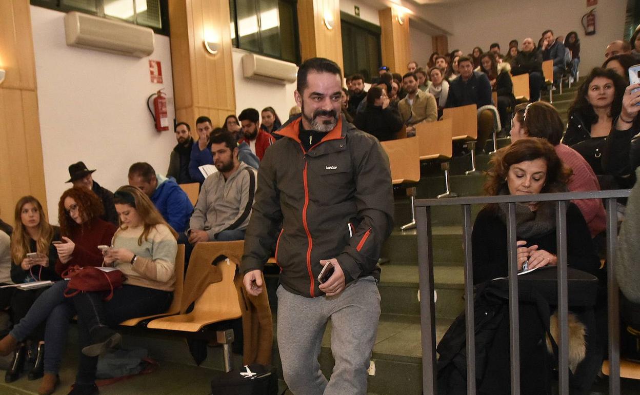 Durante el sorteo varios miembros de Los Callejeros abandonaran el salón de actos de la Concejalía de Juventud:: HOY