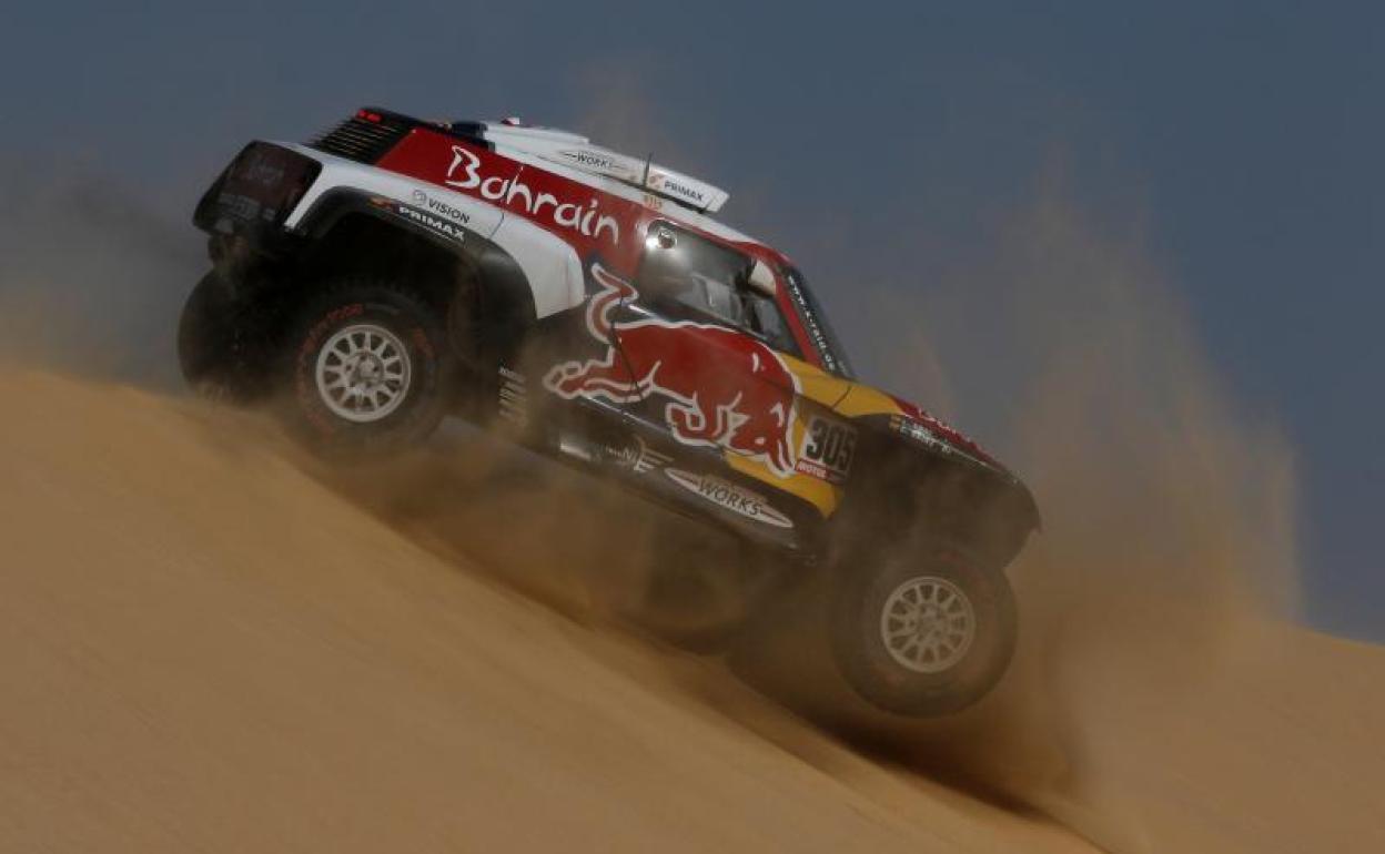 El coche de Carlos Sainz atraviesa las dunas. 