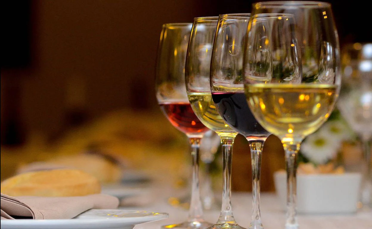 Cata a ciegas en la Escuela Europea del Vino