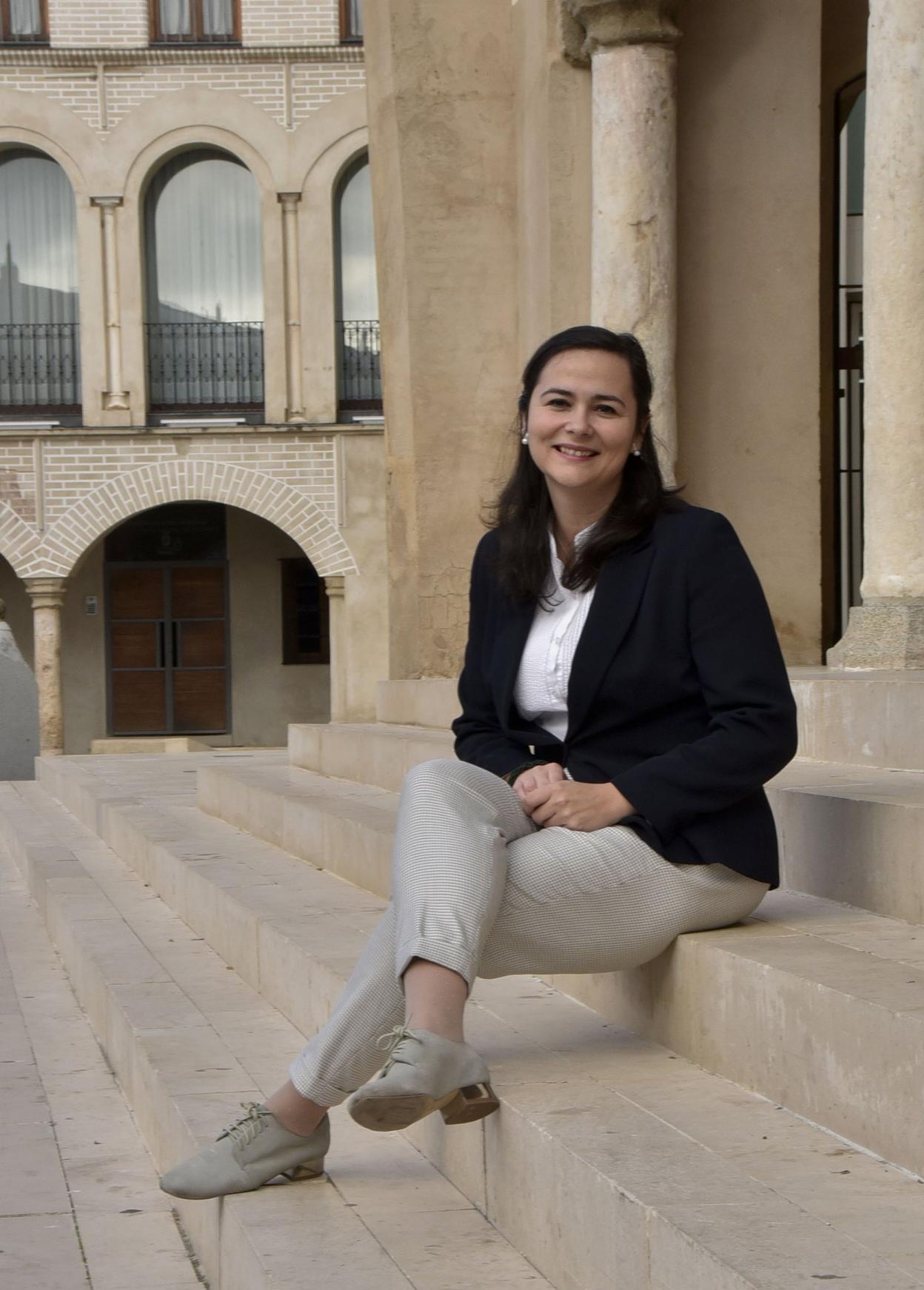 Lara Montero de Espinosa posa en la Plaza Alta, cerca de la Concejalía de Ferias y Fiestas. :: c. moreno