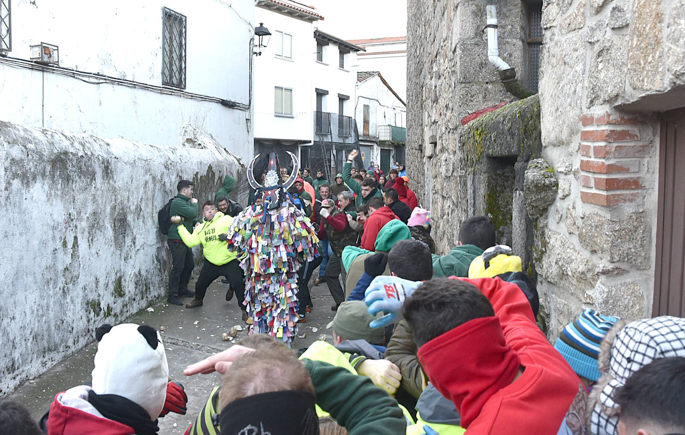 Fotos: La localidad de Piornal vuelve a llenarse de público para participar en el Jarramplas