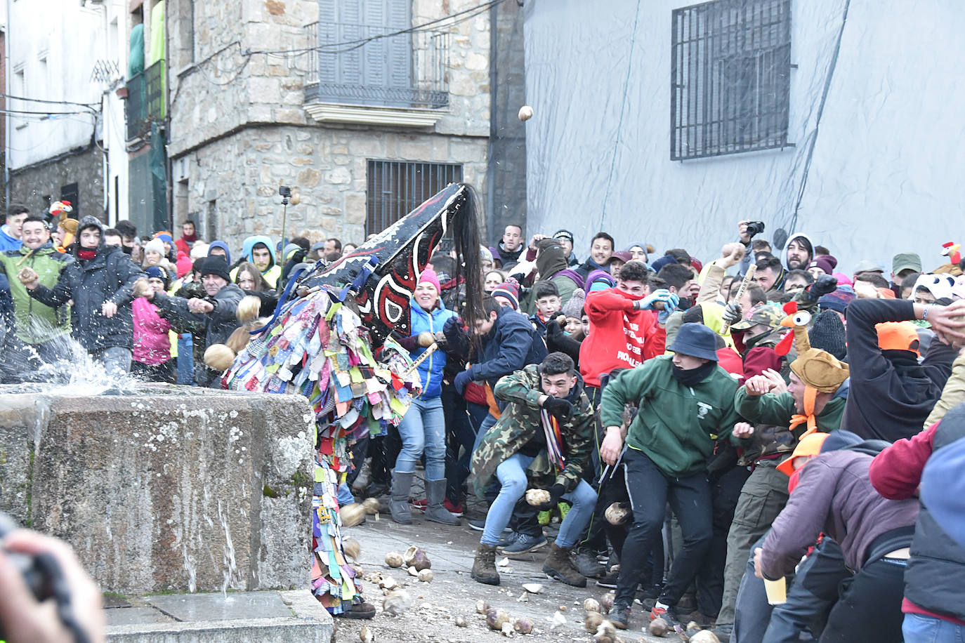 Fotos: La localidad de Piornal vuelve a llenarse de público para participar en el Jarramplas