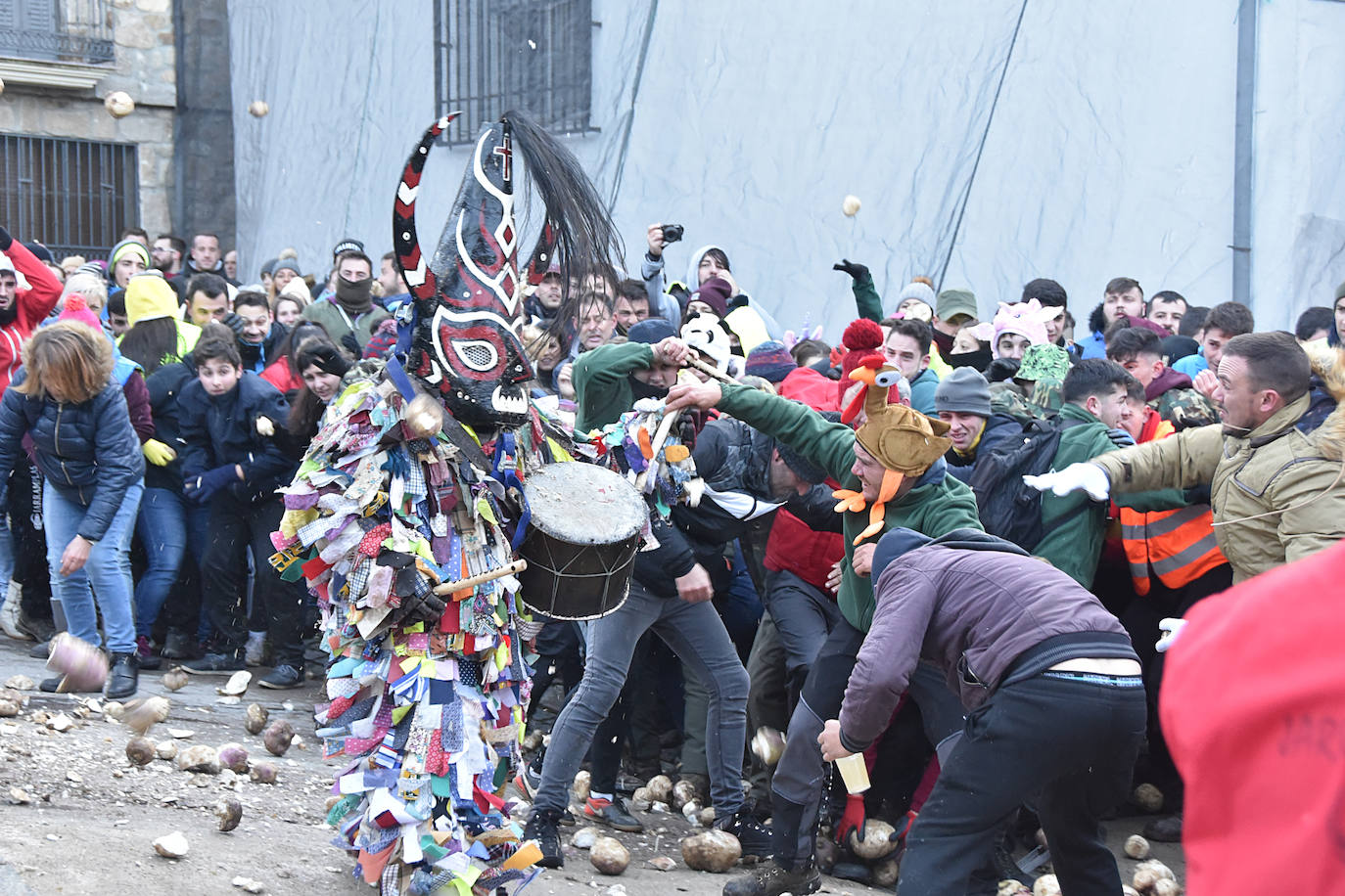 Fotos: La localidad de Piornal vuelve a llenarse de público para participar en el Jarramplas