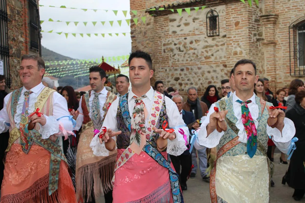 Los danzantes abriendo paso al cortejo procesional de San Antón. :: j. c.