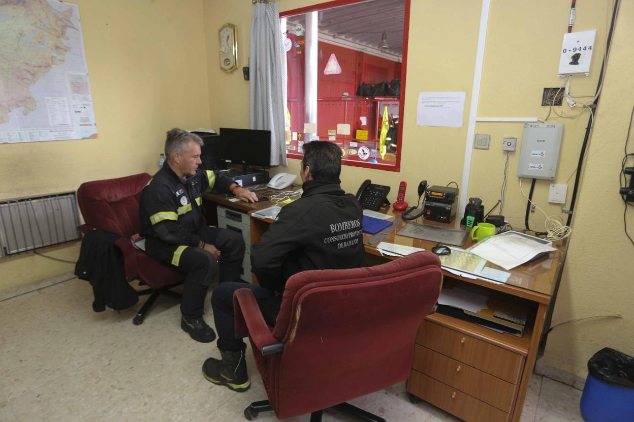 Interior de una de las oficinas del parque de bomberos de Mérida. :: j. m. romero