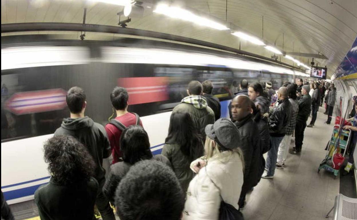 Casi cuatro millones de usuarios pagan con el móvil el metro y el autobús