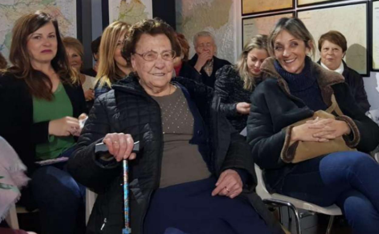 Petra Barbas Hidalgo, junto a Beatriz Muñoz, directora del Instituto de la Mujer de Extremadura:: HOY