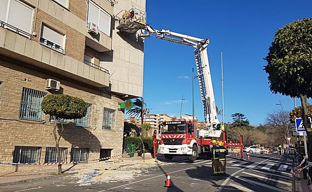 Los bomberos trabajando en el edificio de la avenida La Salle afectado por los desprendimientos.