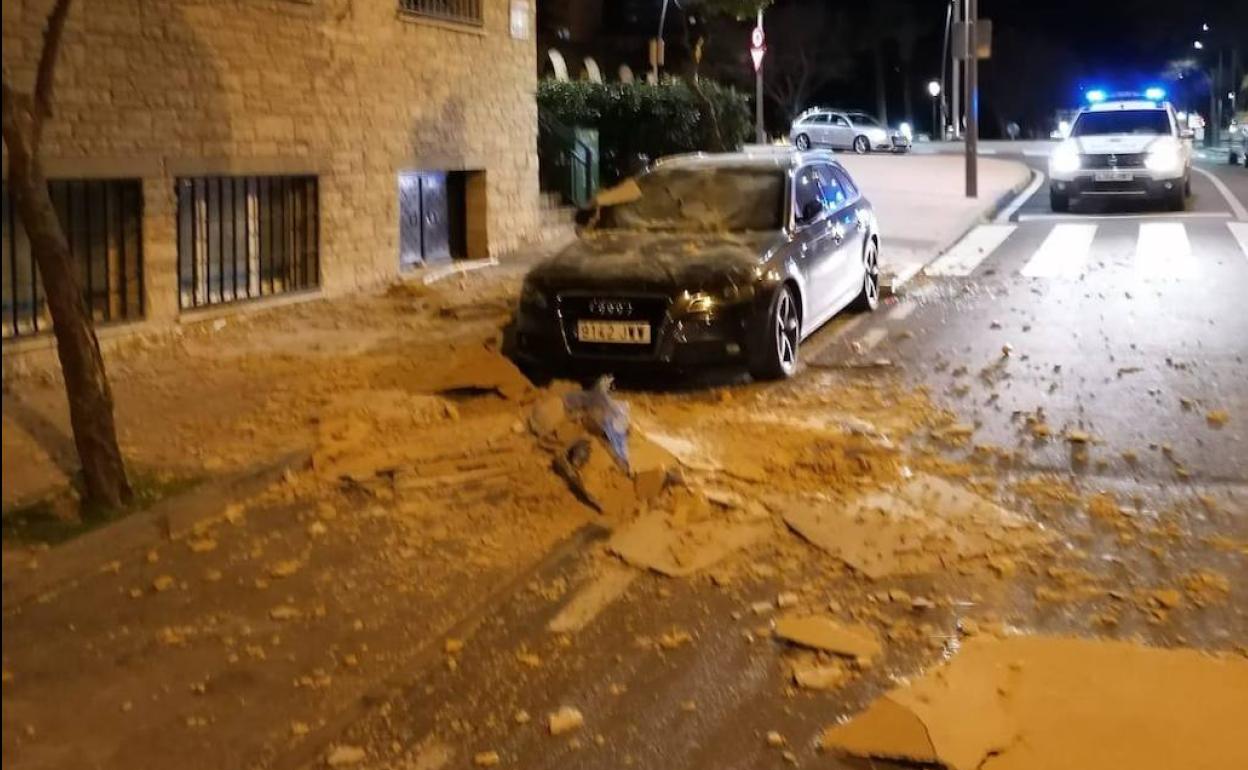 Cortan la avenida La Salle en Plasencia por desprendimientos en un edificio a la vía pública