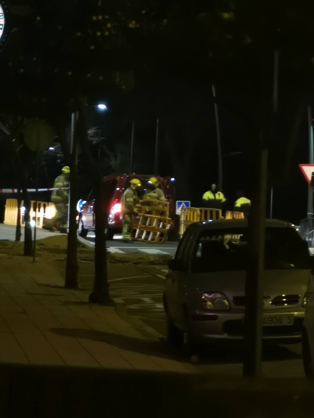 Los bomberos cortando al tráfico durante la madrugada del lunes la avenida La Salle de Plasencia.